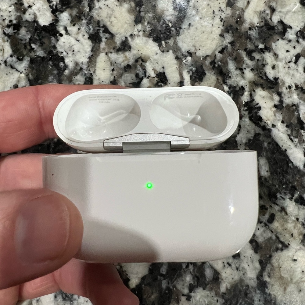 Apple AirPod Pro w/wireless charging case